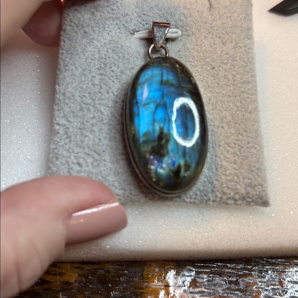 Blue fire labradorite and sterling silver pendant - Picture 7 of 7